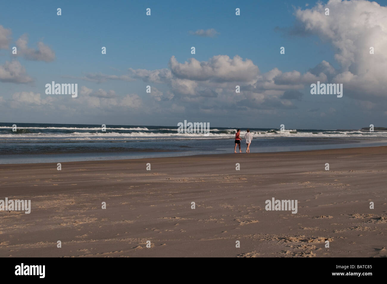 Zwei Frauen gehen auf North Kingscliff Beach New South Wales Australien Stockfoto