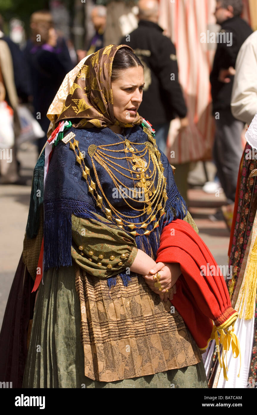 Spanische Frau in traditioneller Kleidung in den spanischen Festzug Manchester UK Stockfoto