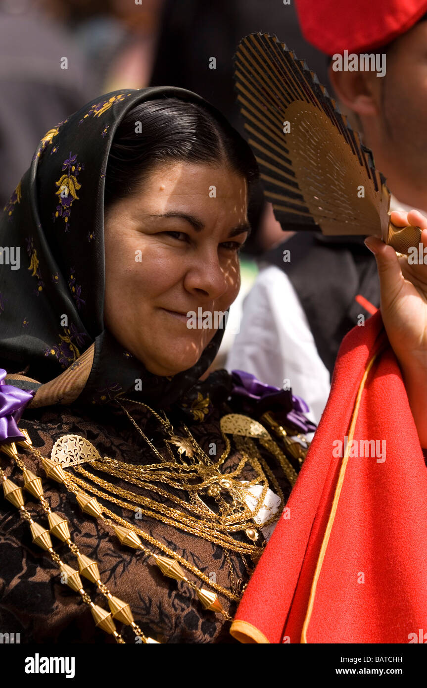 Spanische Frau in traditioneller Kleidung in den spanischen Festzug Manchester UK Stockfoto