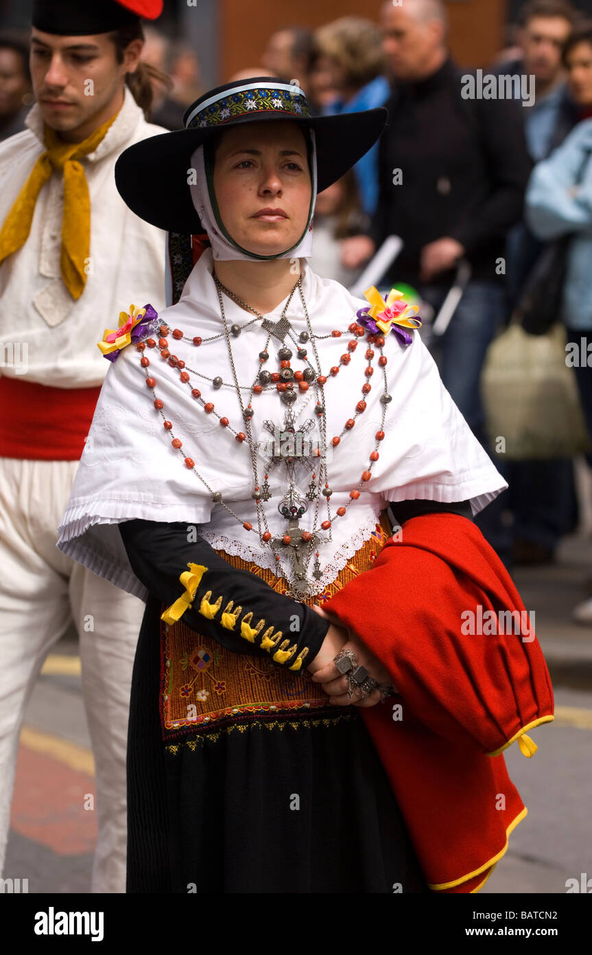 Spanische Frau in traditioneller Kleidung in den spanischen Festzug Manchester UK Stockfoto