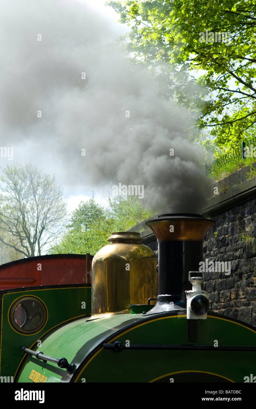 Nahaufnahme von einer Dampfmaschine Zug Schornstein mit Rauch Stockfoto