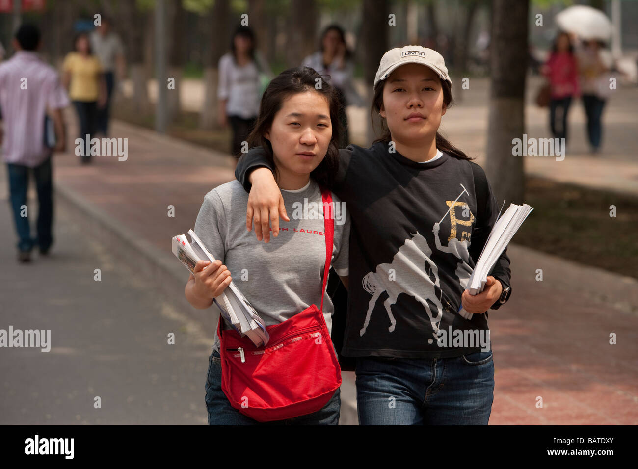 Peking China zwei Mädchen Studenten gehen gemeinsam auf dem campus Stockfoto