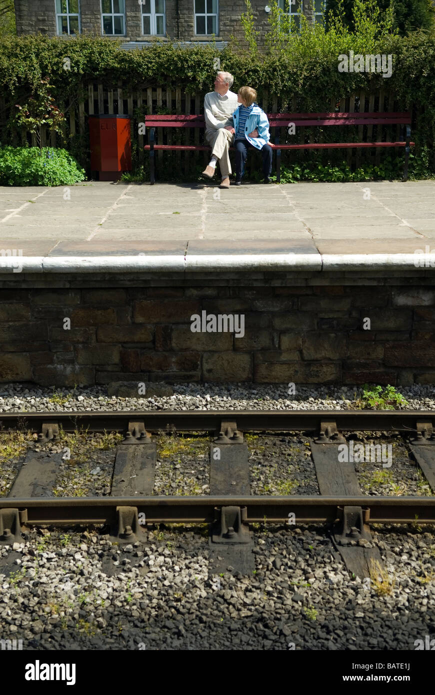 Ältere Mann und ein junge wartet auf den Zug station Ramsbottom Lancashire UK Stockfoto
