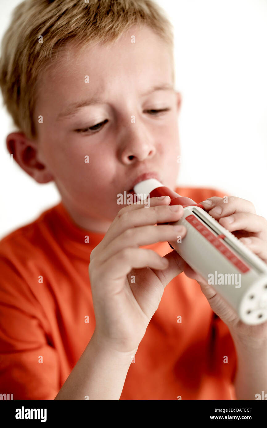 Lungenfunktionstest. Sechsjährige Oldboy ein Spirometer, Lunge Werkzeugfunktion Formeasuring einzuhauchen. Stockfoto