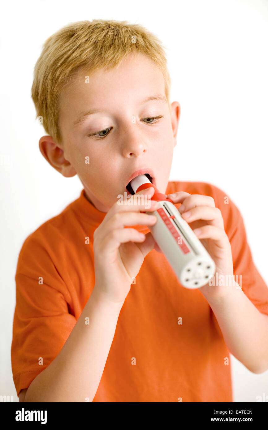 Lungenfunktionstest. Sechsjährige Oldboy einhauchen ein spirometer Stockfoto