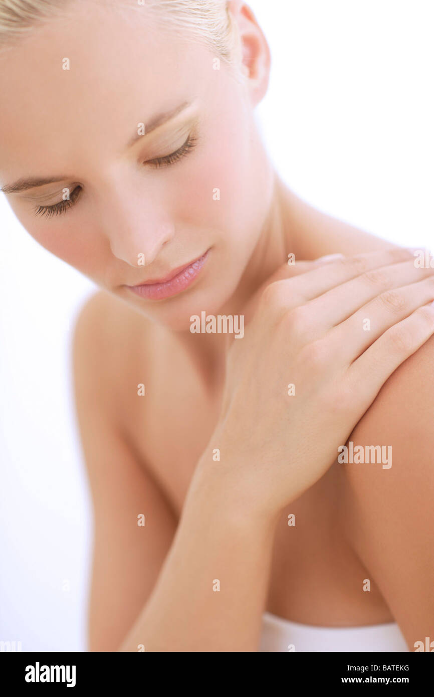 Hautpflege. Frau reibt Feuchtigkeitscreme in ihre Haut. Stockfoto
