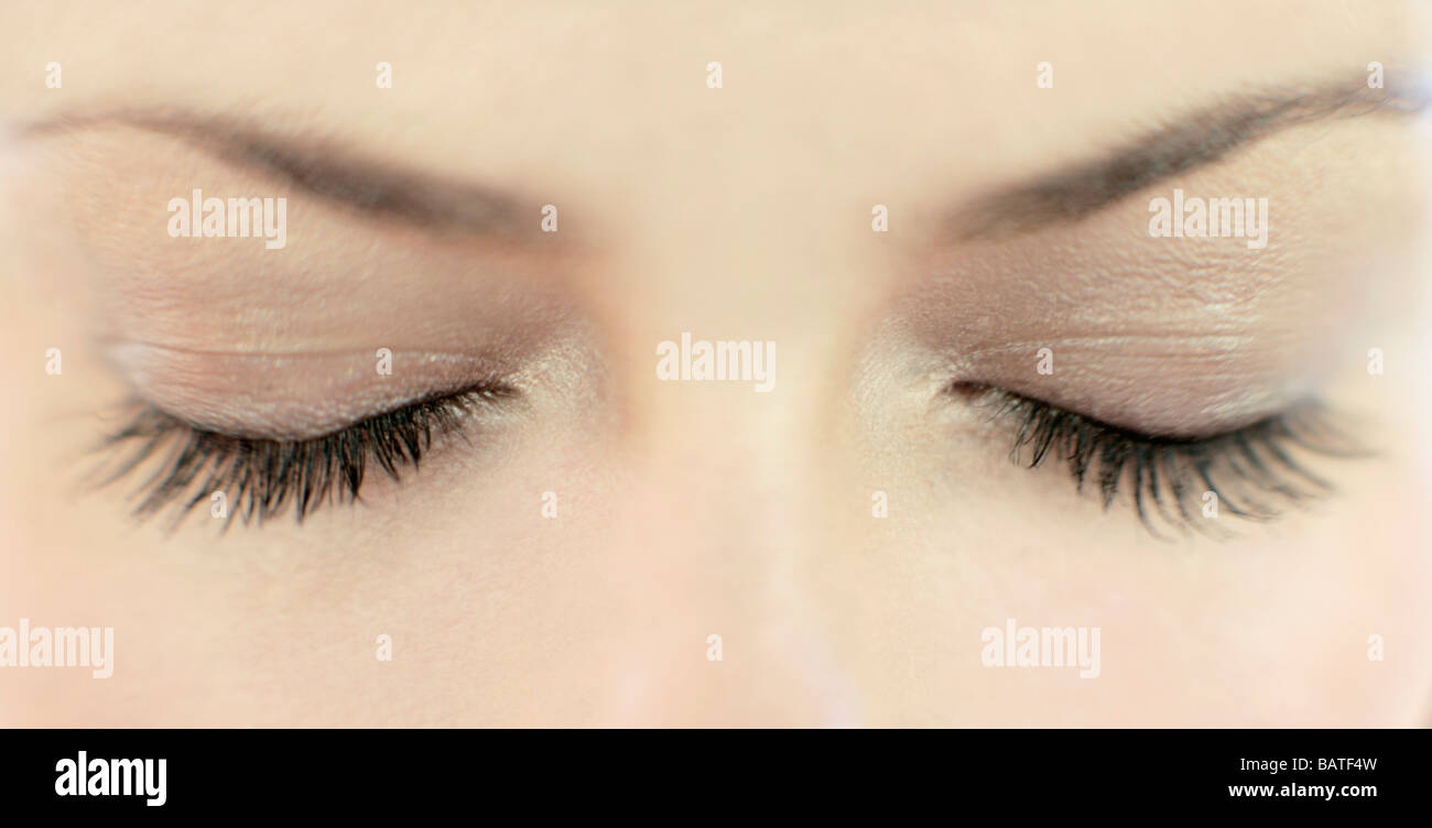 Menschliche Auge. Nahaufnahme einer Frau die Augen geschlossen Stockfotografie Alamy Menschliche Auge. Nahaufnahme einer Frau die Augen geschlossen Stockfotografie Alamy