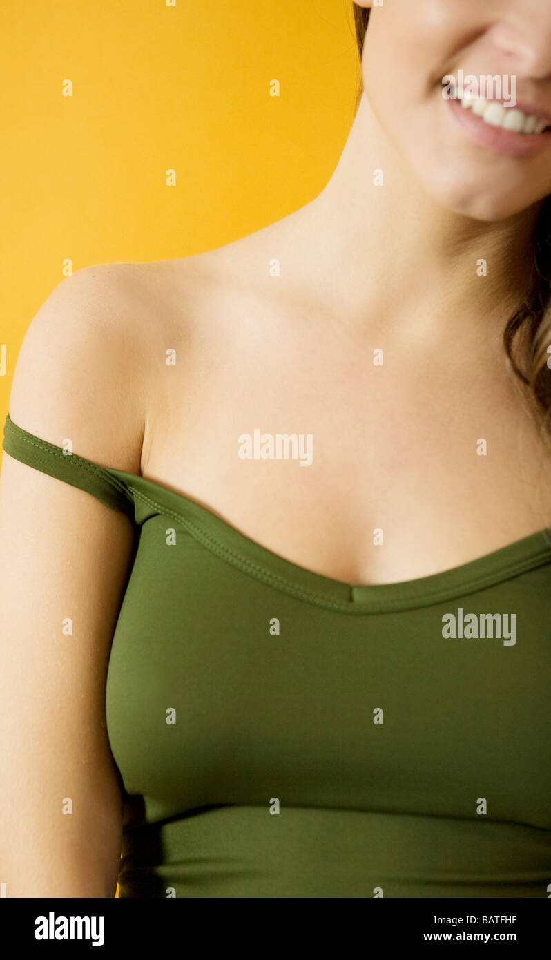 Frau mit Gurt Schulter herunterfallen Stockfoto