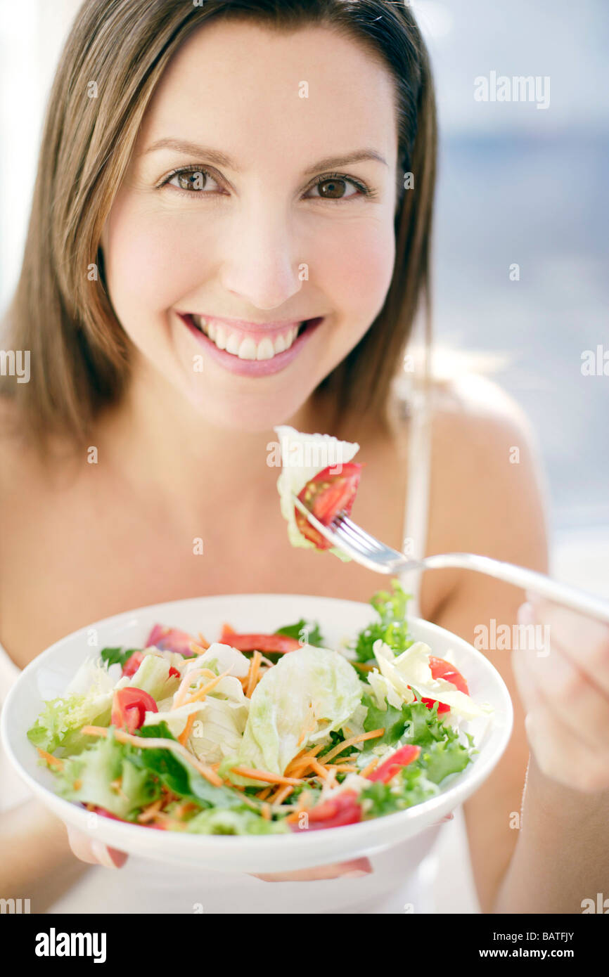 Gesunde Ernährung. Frau grünen Salat essen. Stockfoto