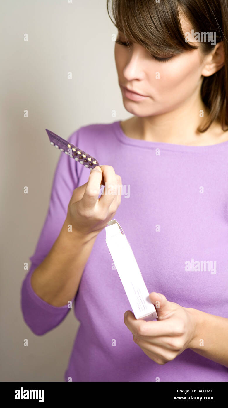 junge Frau mit Antibabypillen Stockfoto