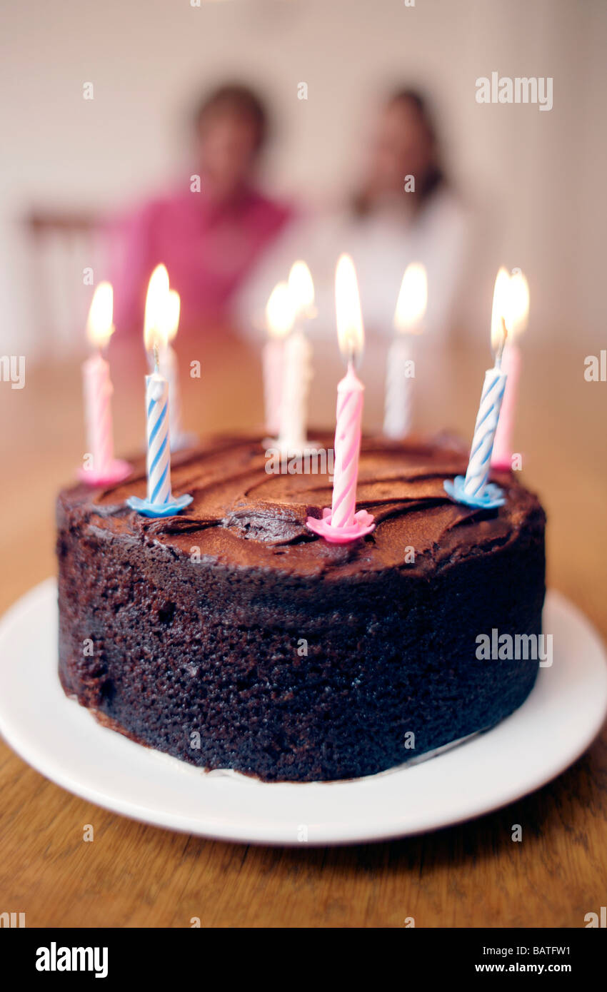 Geburtstagstorte mit brennenden Kerzen. Stockfoto