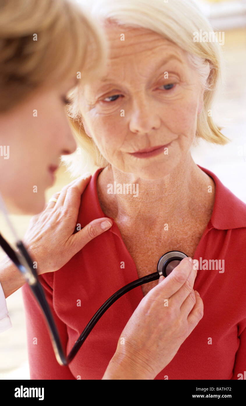 Stethoskop Untersuchung. Allgemeinmedizin Arzt eine 63 Jahre alte Frau Herztöne  hören Stockfotografie - Alamy