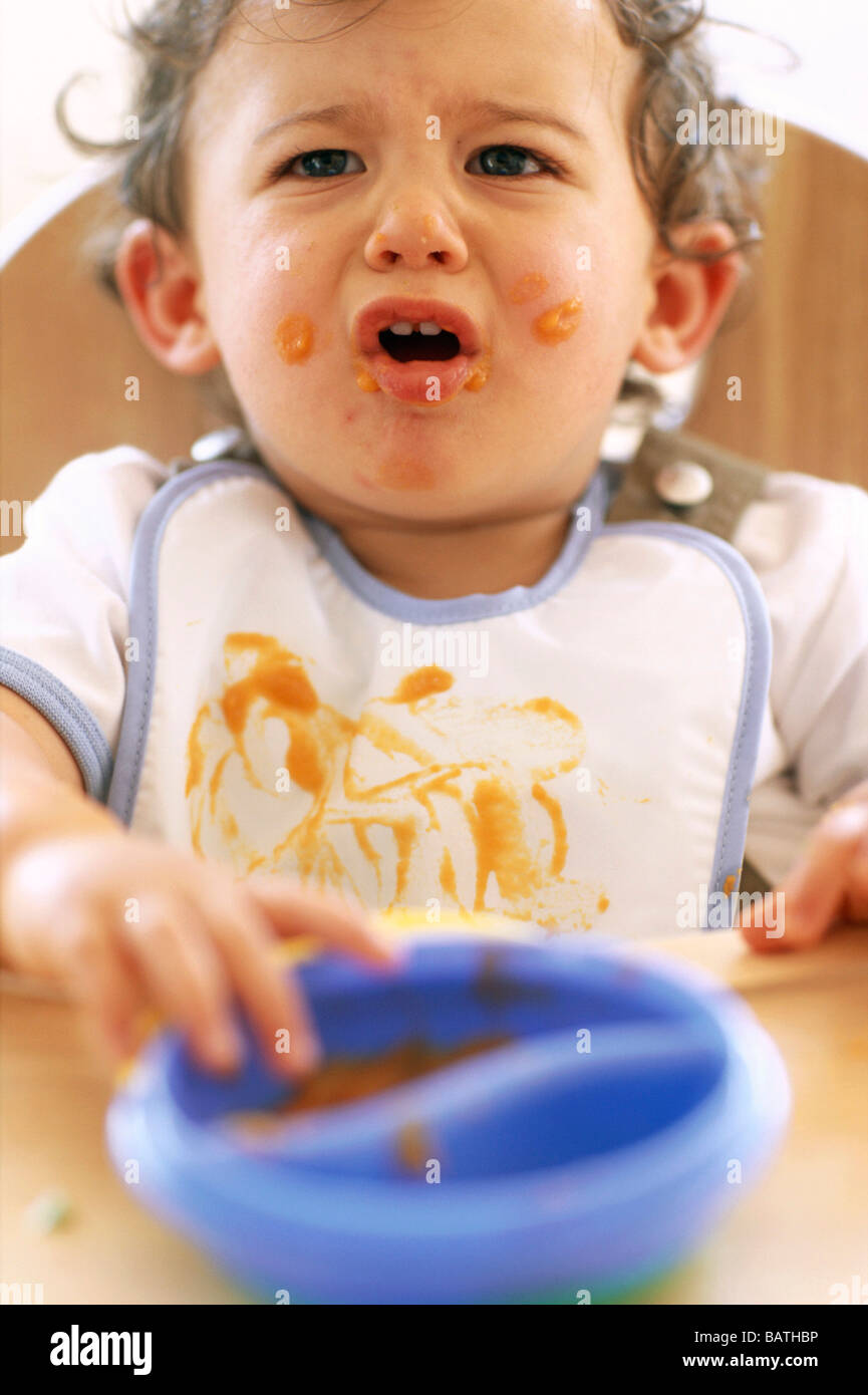 Baby Junge Essen. 9 Monate altes Baby junge spielt mit seiner Nahrung.  Babys Startpicking bis zu ca. 7 Monate alt Essen Stockfotografie - Alamy
