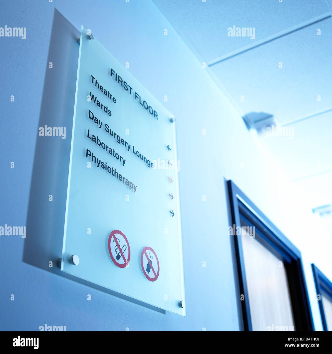 Zeichen in einem Krankenhaus und Wegbeschreibungen und Beratung von Menschen nicht zu rauchen oder Mobiltelefone verwenden. Stockfoto