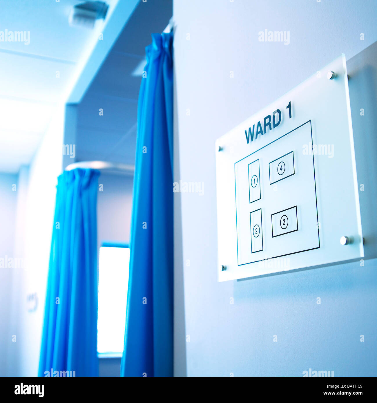 Zeichen in einem Krankenhaus und Wegbeschreibungen und Beratung von Menschen nicht zu rauchen oder Mobiltelefone verwenden. Stockfoto