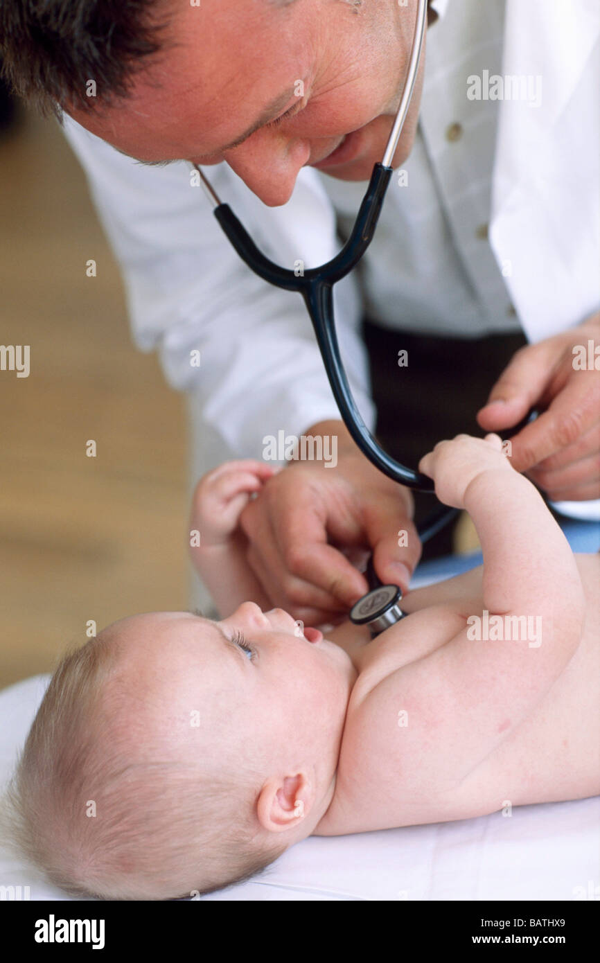 Baby und Arzt. Arzt Usinga Stethoskop zum Abhören der Brust (Andlung  Herztöne) ein 4 Monate altes baby Stockfotografie - Alamy