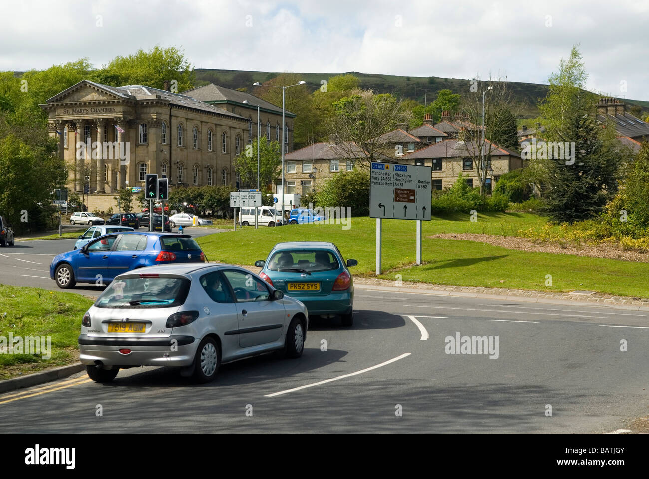 Autos am Kreisel in Ramsbottom Lancashire UK Stockfoto