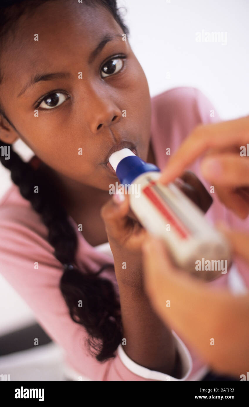 Lungenfunktionstest. Neunjähriges Mädchen ein Peak-Flow-Meter (Spirometer) einhauchen. Stockfoto