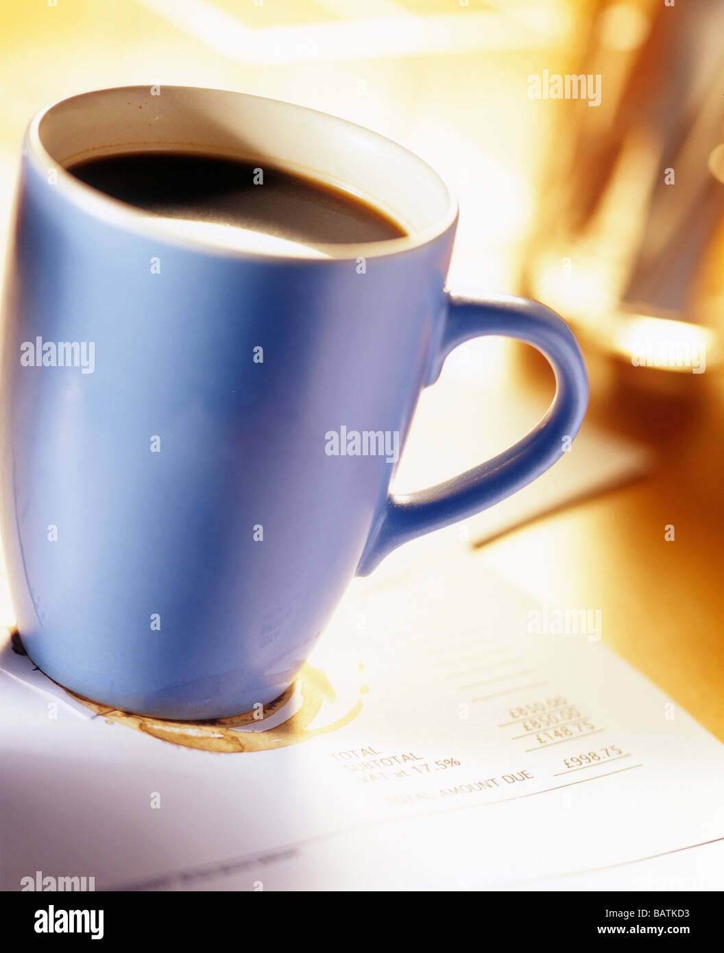 Tasse Kaffee auf einer Rechnung gelegt. Stockfoto