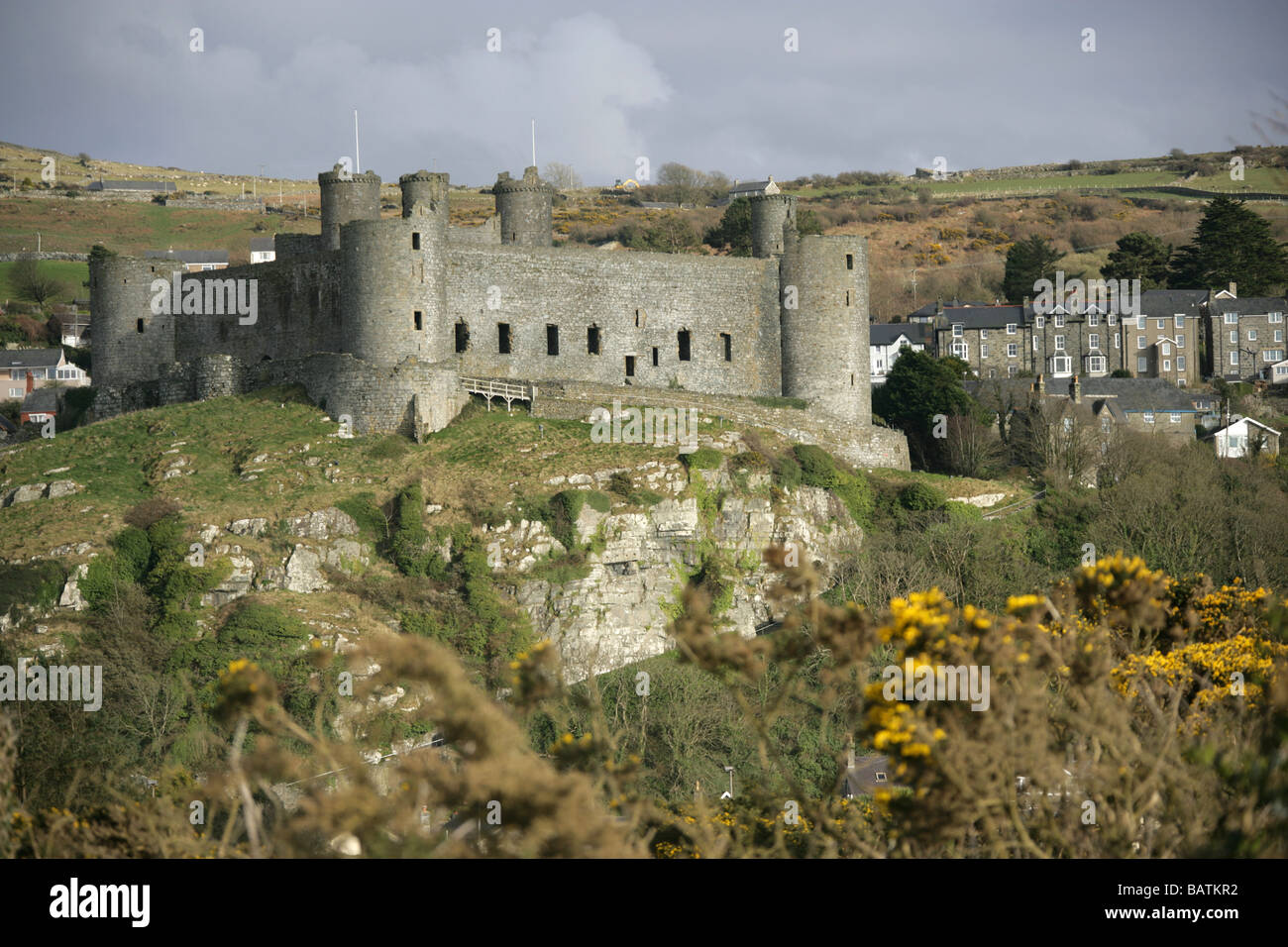 Stadt von Harlech, Wales. Die nördlichen und westlichen Höhen des späten 13. Jahrhunderts Harlech Castle. Stockfoto