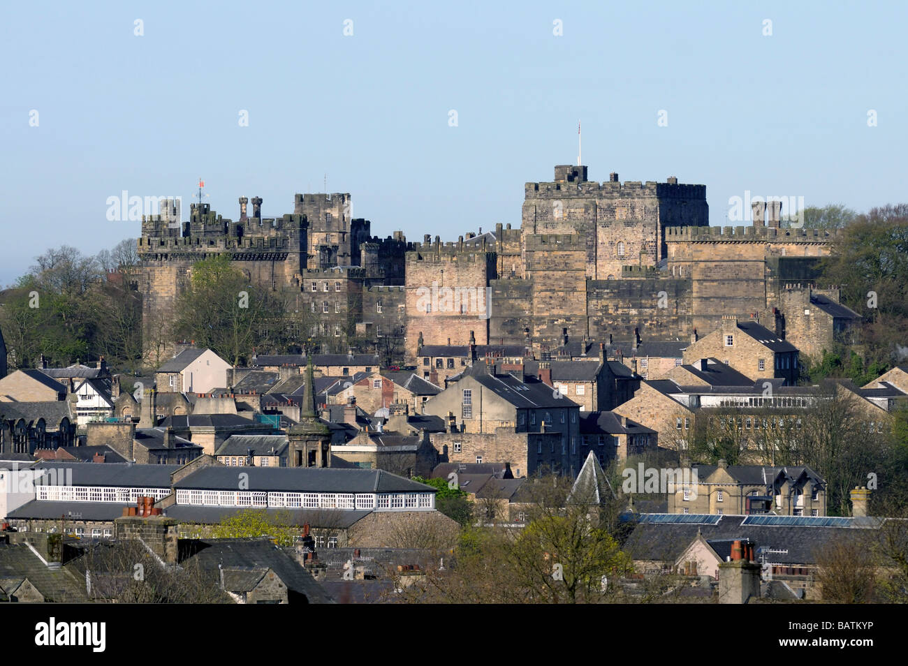 Ein Blick auf Lancaster Castle quer durch die Innenstadt Stockfoto