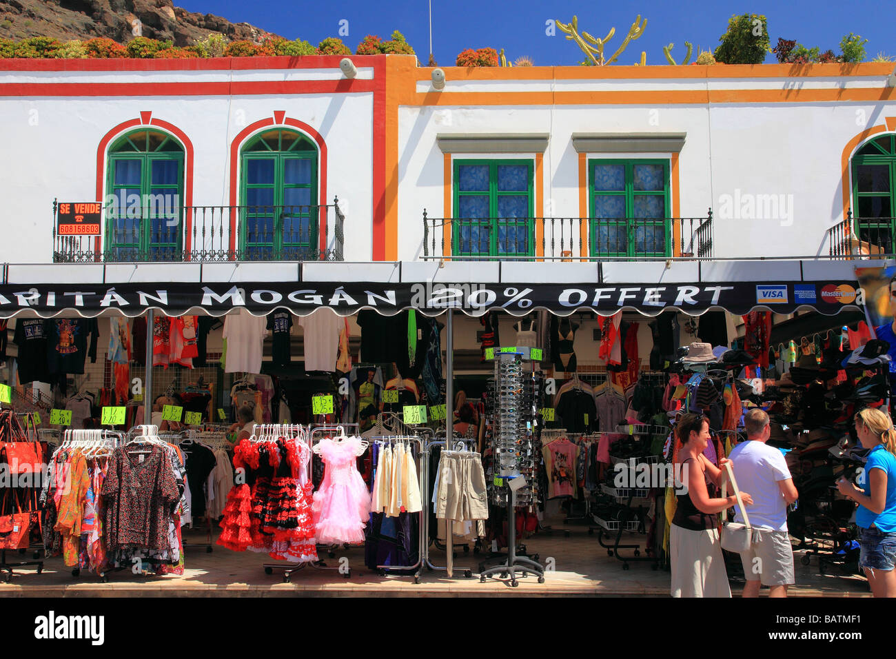 Tourtists, Häuser, Kanal- und Trauerweiden in Puerto de Mogan Gran Canaria Spanien Europa Stockfoto