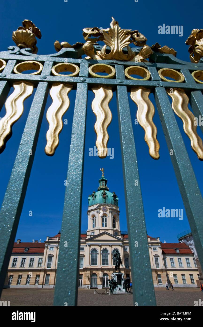 Blick auf Schloss Charlottenburg Palast durch reich verzierte vergoldete Geländer in Berlin Stockfoto
