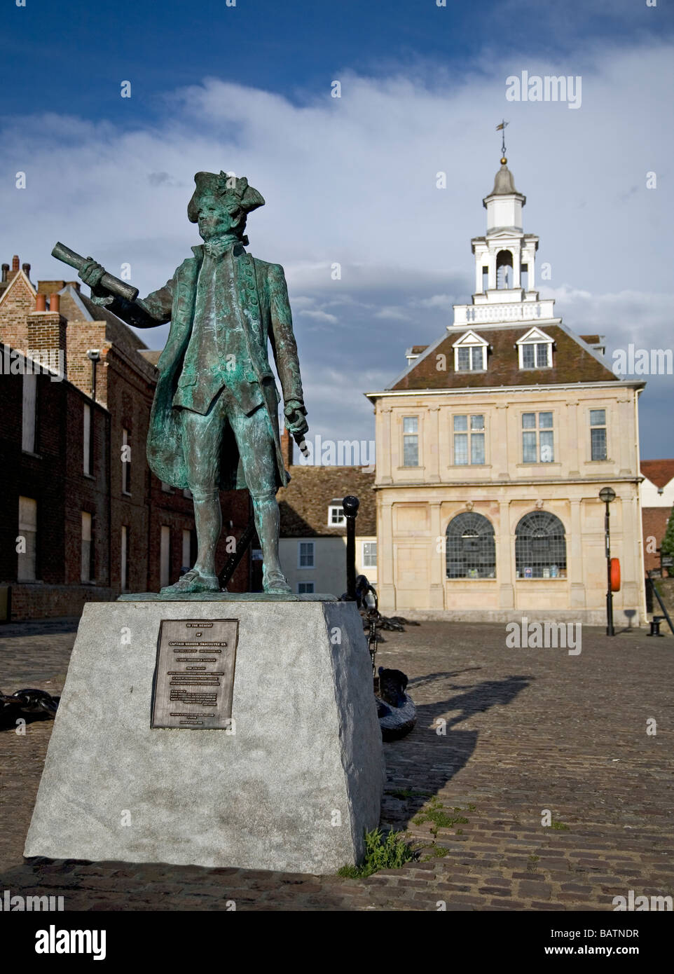 Statue von Kapitän George Vancouver RN Kings Lynn mit Custom House im Hintergrund Stockfoto