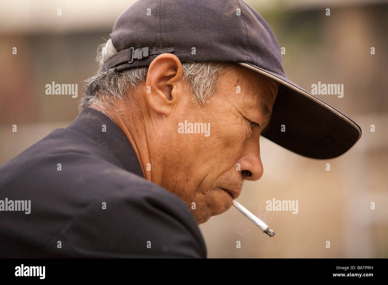 Changchun, Provinz Jilin, China. Ein Vegitable und Obst Händler von der Rückseite des seinen drei Rädern LKW Verkauf. Stockfoto