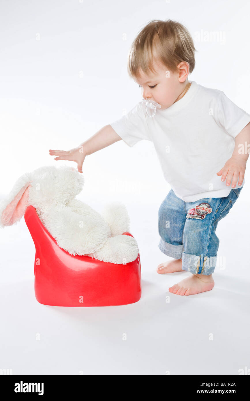 Baby Junge Lehre Teddybär, Töpfchen Stockfoto