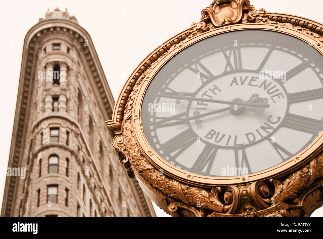 USA, New York, New York City, Manhattan, Flatiron Building und Uhr Stockfoto