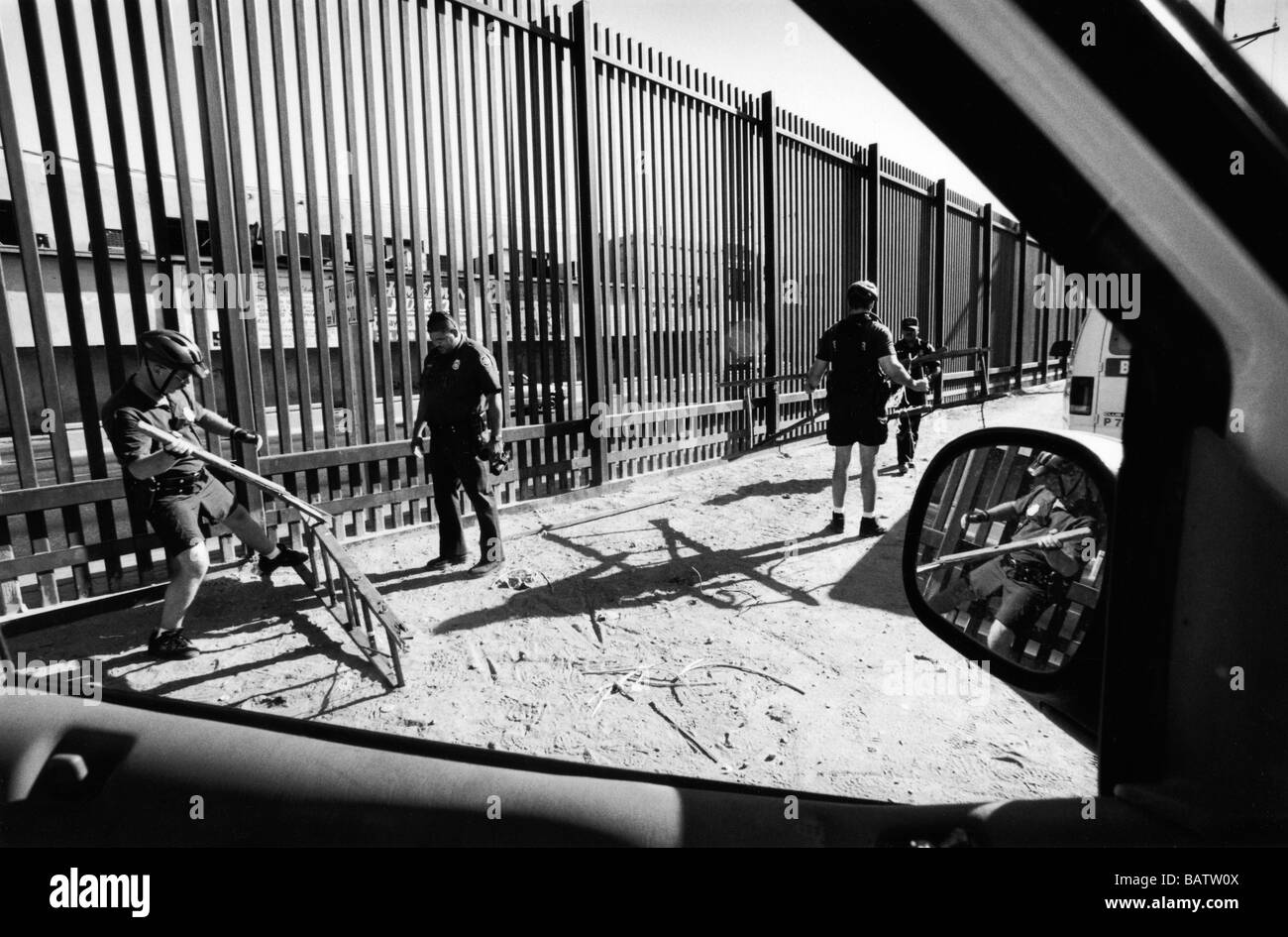 USA Mexiko Grenzbeamten Calexico USA uns Border Patrol zu brechen, eine hausgemachte Leiter verwendet, um den Grenzzaun zu skalieren Stockfoto