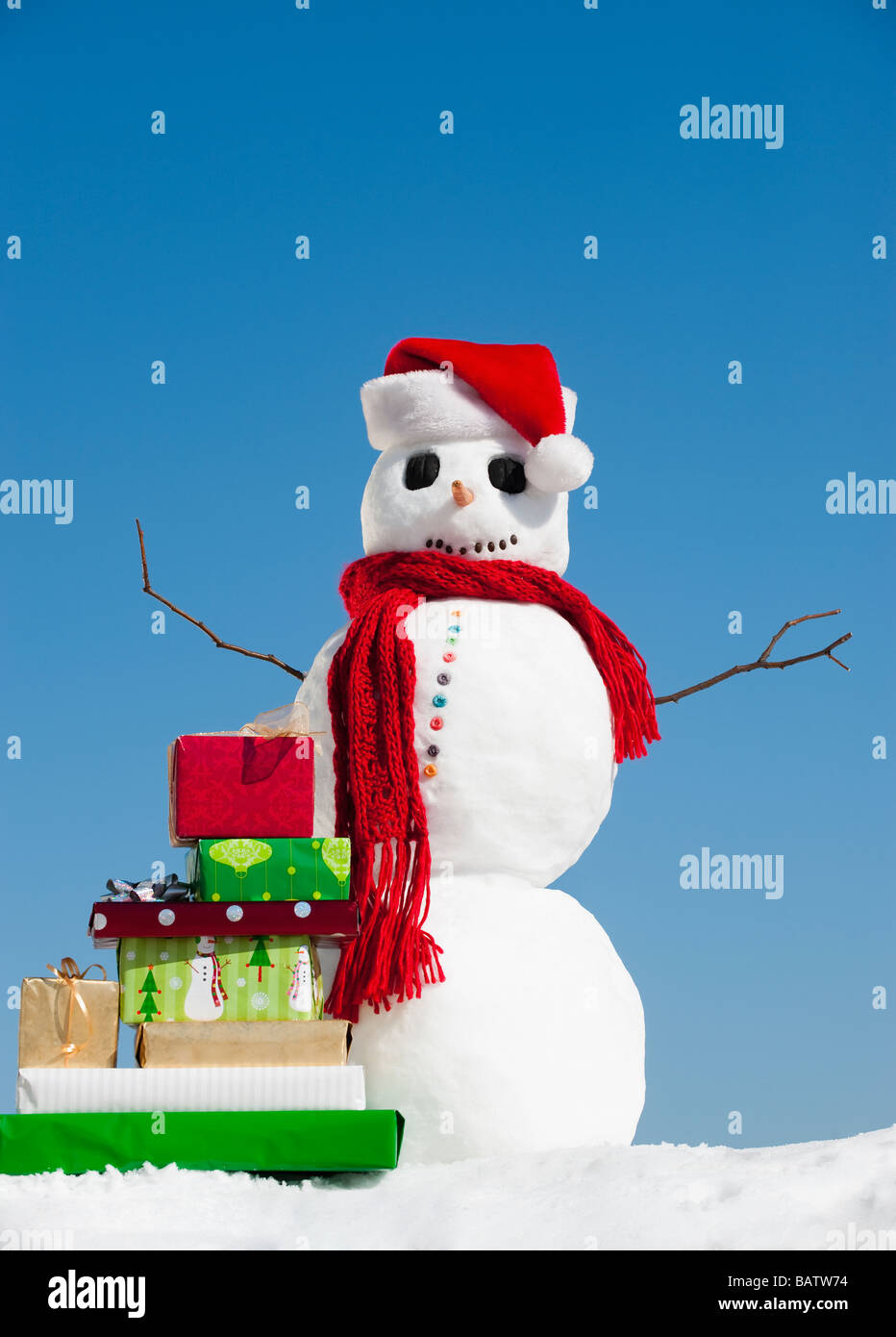 Schneemann und Weihnachten präsentiert, klaren Himmel im Hintergrund Stockfoto