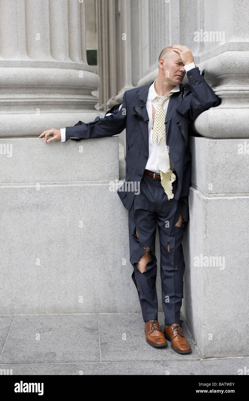 USA, Kalifornien, San Francisco, Geschäftsmann, tragen zerrissene Kleidung  vor Bürogebäude Stockfotografie - Alamy