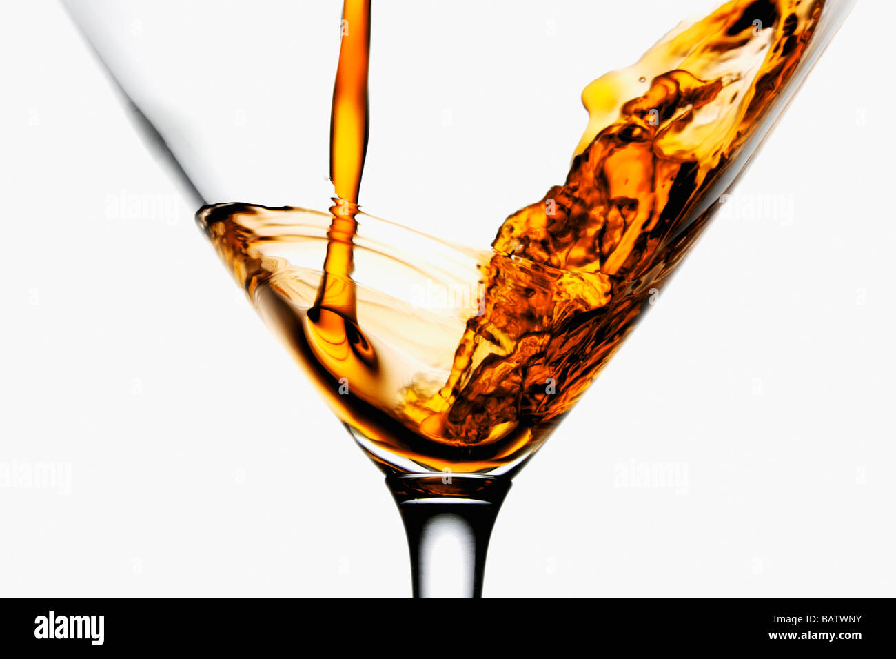 Trinken, gegossen in Weinglas, Nahaufnahme Stockfoto