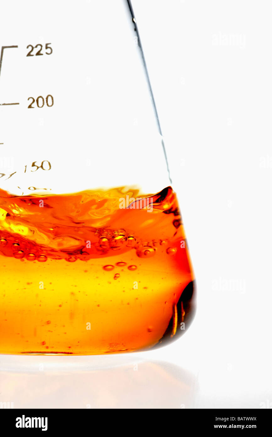 Becherglas mit orange Flüssigkeit Stockfoto