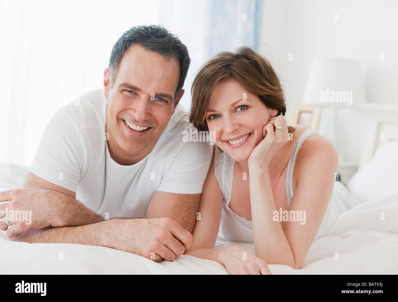 Porträt von älteres Paar im Bett, Lächeln Stockfoto