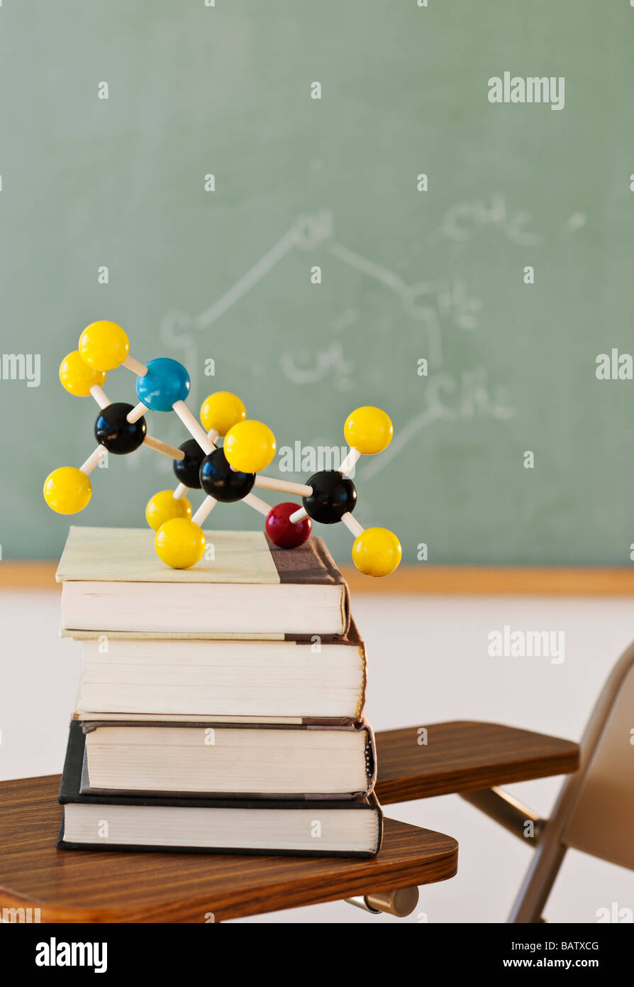 Molekül-Modell auf Stapel von Büchern Stockfoto