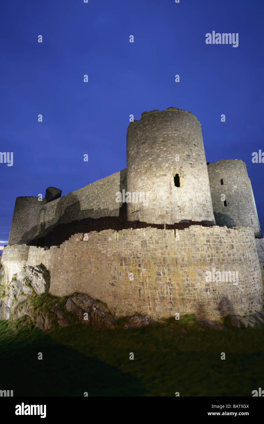 Stadt von Harlech, Wales. Nacht mit Blick auf die Süd-Ost-Höhe des späten 13. Jahrhunderts Harlech Castle Flutlicht. Stockfoto