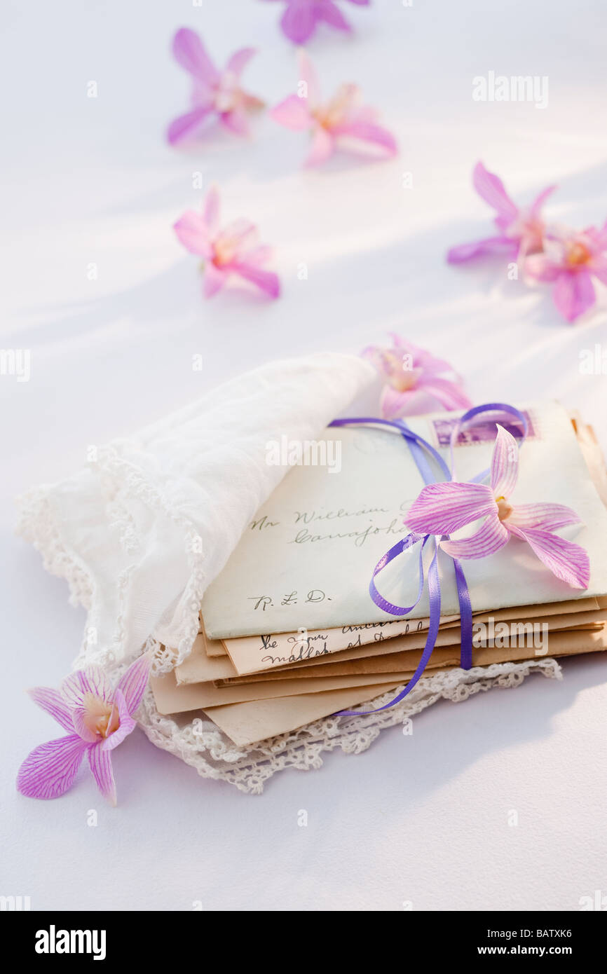 Alte Briefe in Tuch mit Blumen herum gewickelt Stockfoto