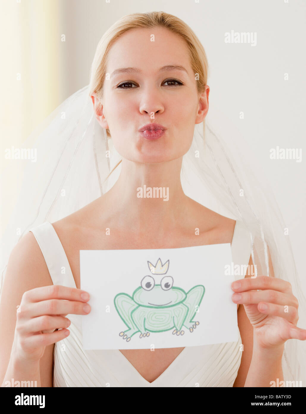 Porträt der jungen Braut weht Kuss und halten Zeichnung der Froschkönig Stockfoto