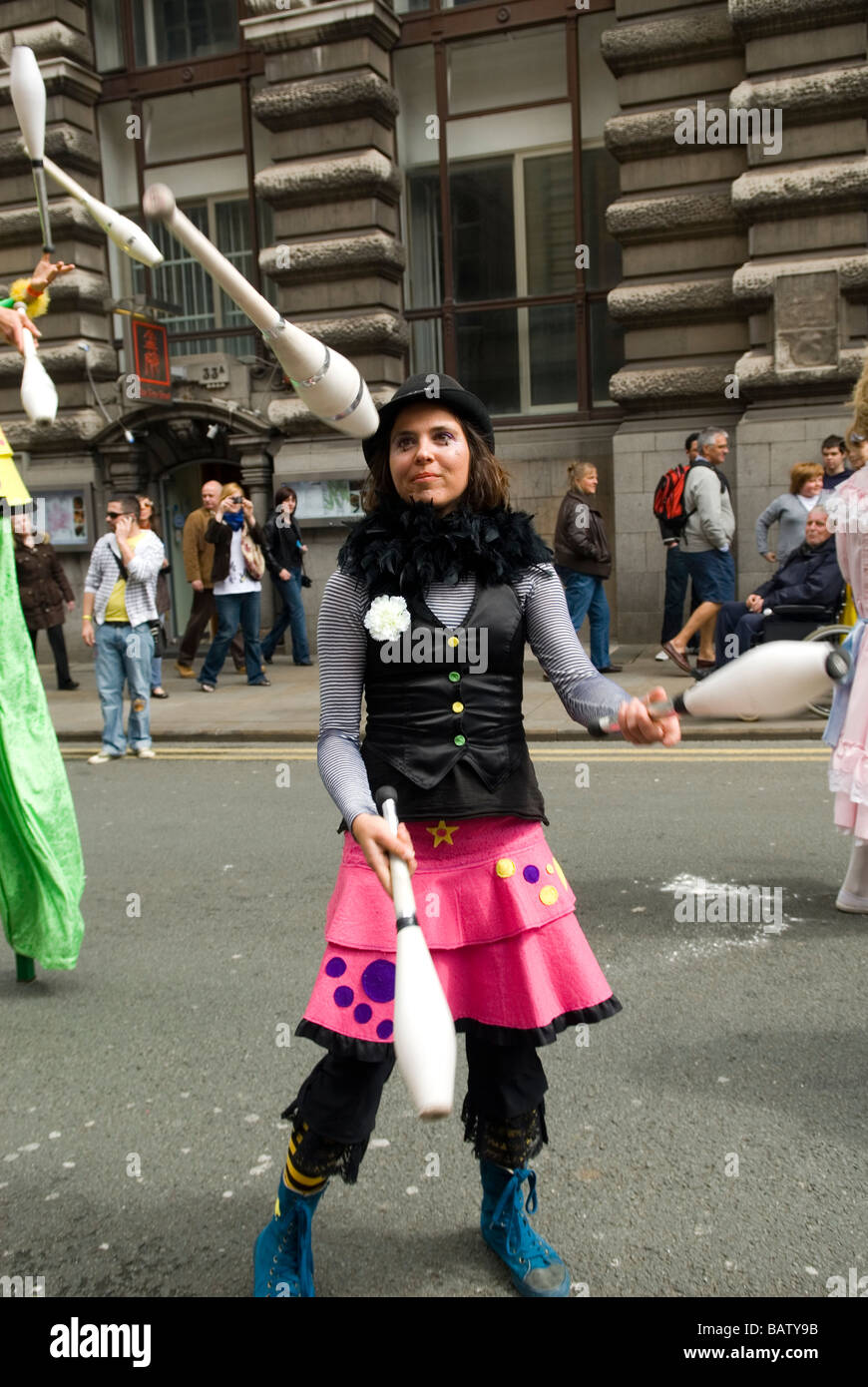Frau jongliert in das spanische Festival Manchester UK Stockfoto