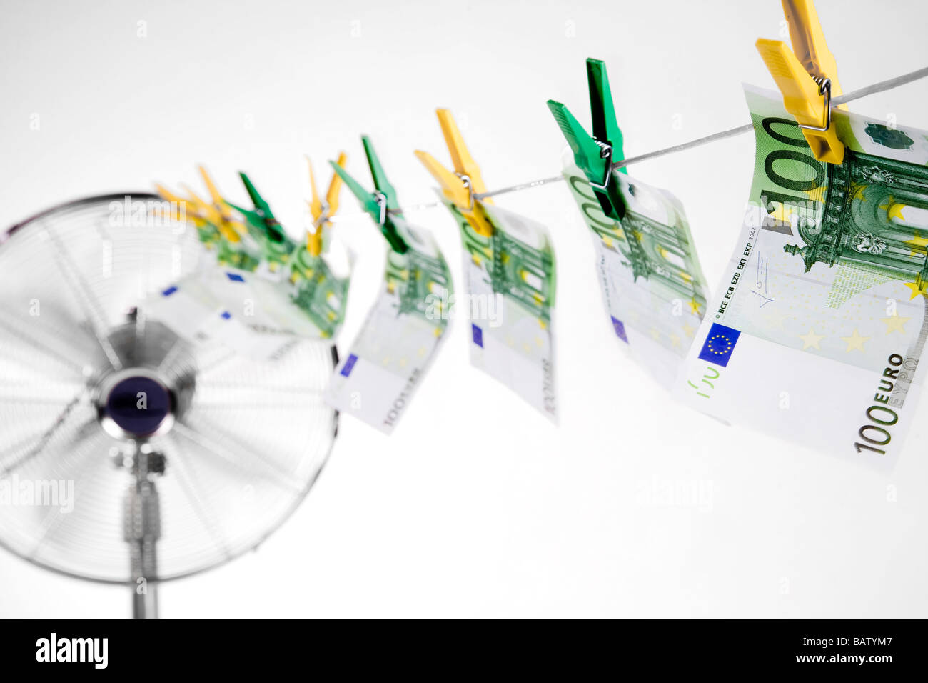 100 Euro-Banknoten, hängen, Wäscheleine getrocknet von fan Stockfoto