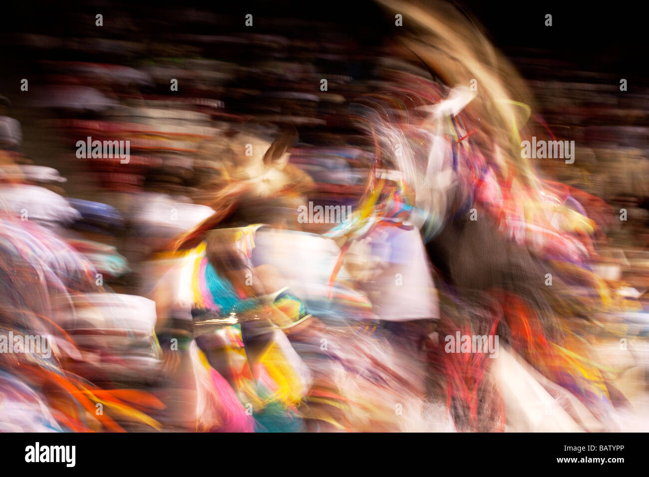 Powwow-Tänzer in Bewegung bei der Versammlung der Nationen Powwow, Albuquerque, New Mexico Stockfoto
