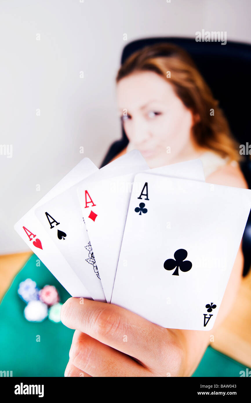 junge Frau mit Spielkarten zeigen vier Asse Stockfoto