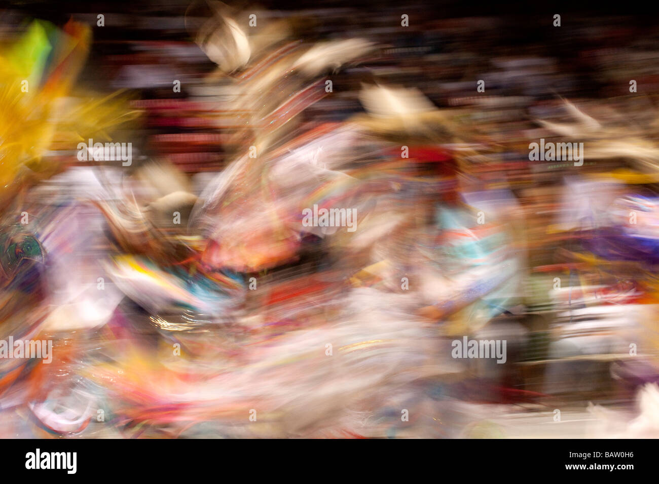Powwow-Tänzer in Bewegung bei der Versammlung der Nationen Powwow, Albuquerque, New Mexico Stockfoto