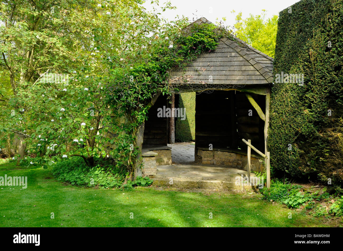 Ein Sommerhaus führt zu den Wassergarten am 'Kiftsgate', Gloucestershire Stockfoto