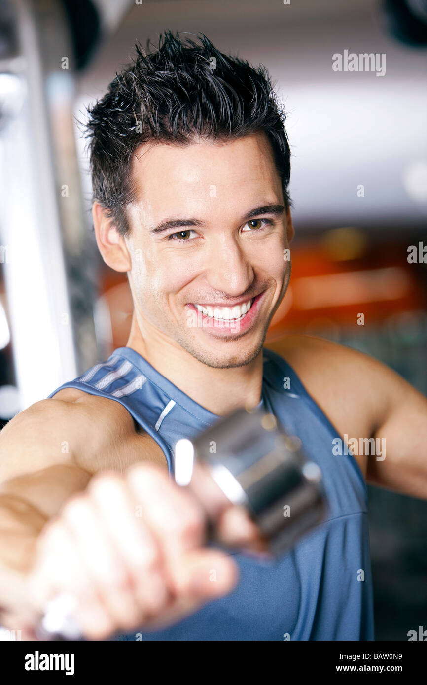 Porträt des jungen Mannes mit stummen Glocke Ausübung Stockfoto