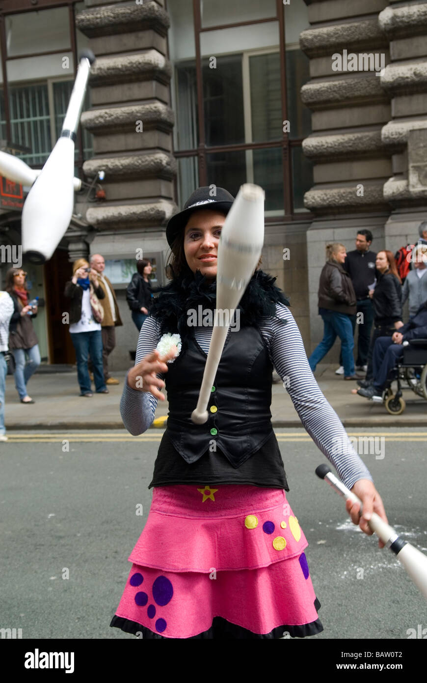 Frau jongliert in das spanische Festival Manchester UK Stockfoto