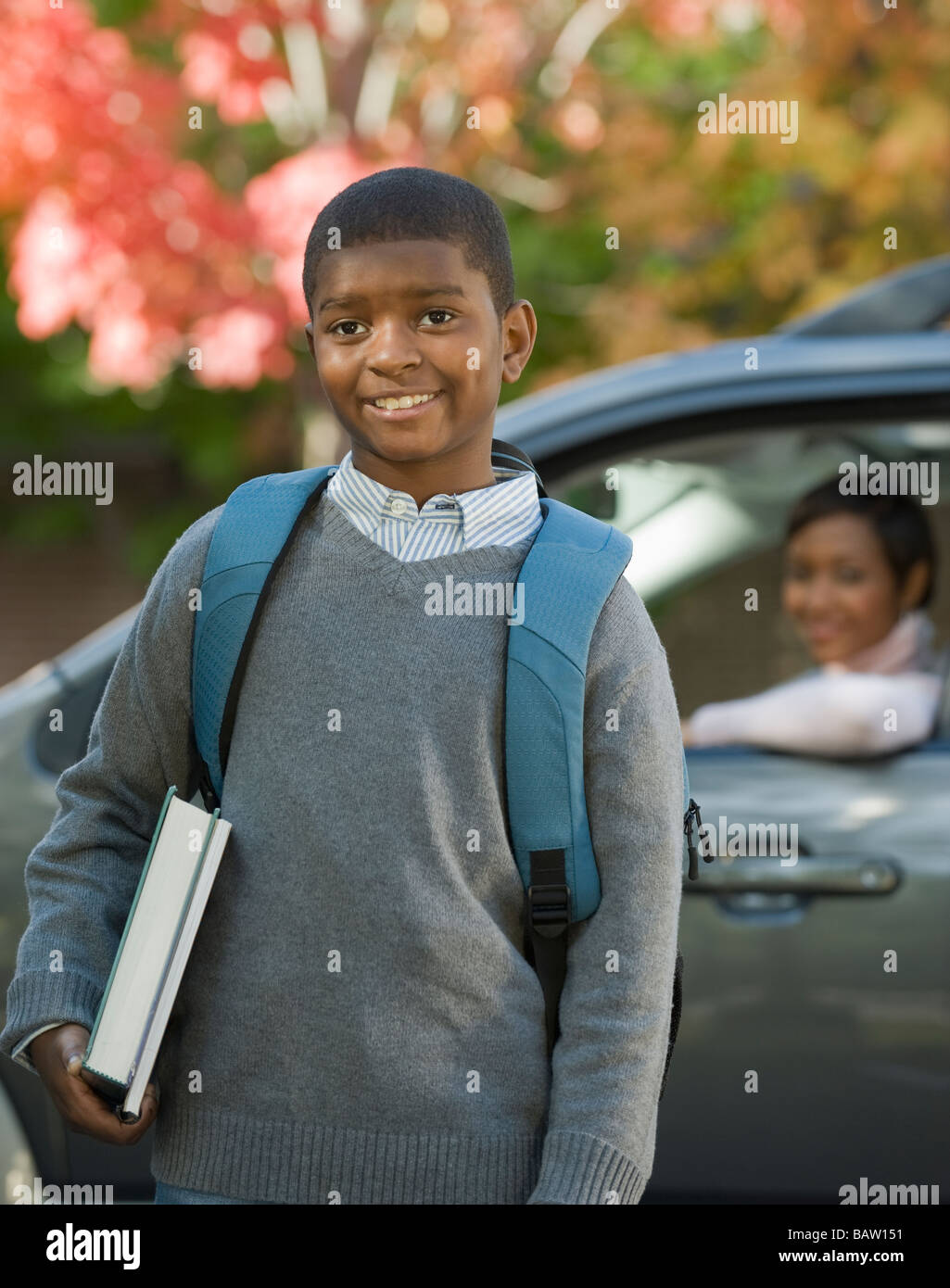 Afrikanische Mutter fallen Sohn ausgeschaltet in der Schule Stockfoto